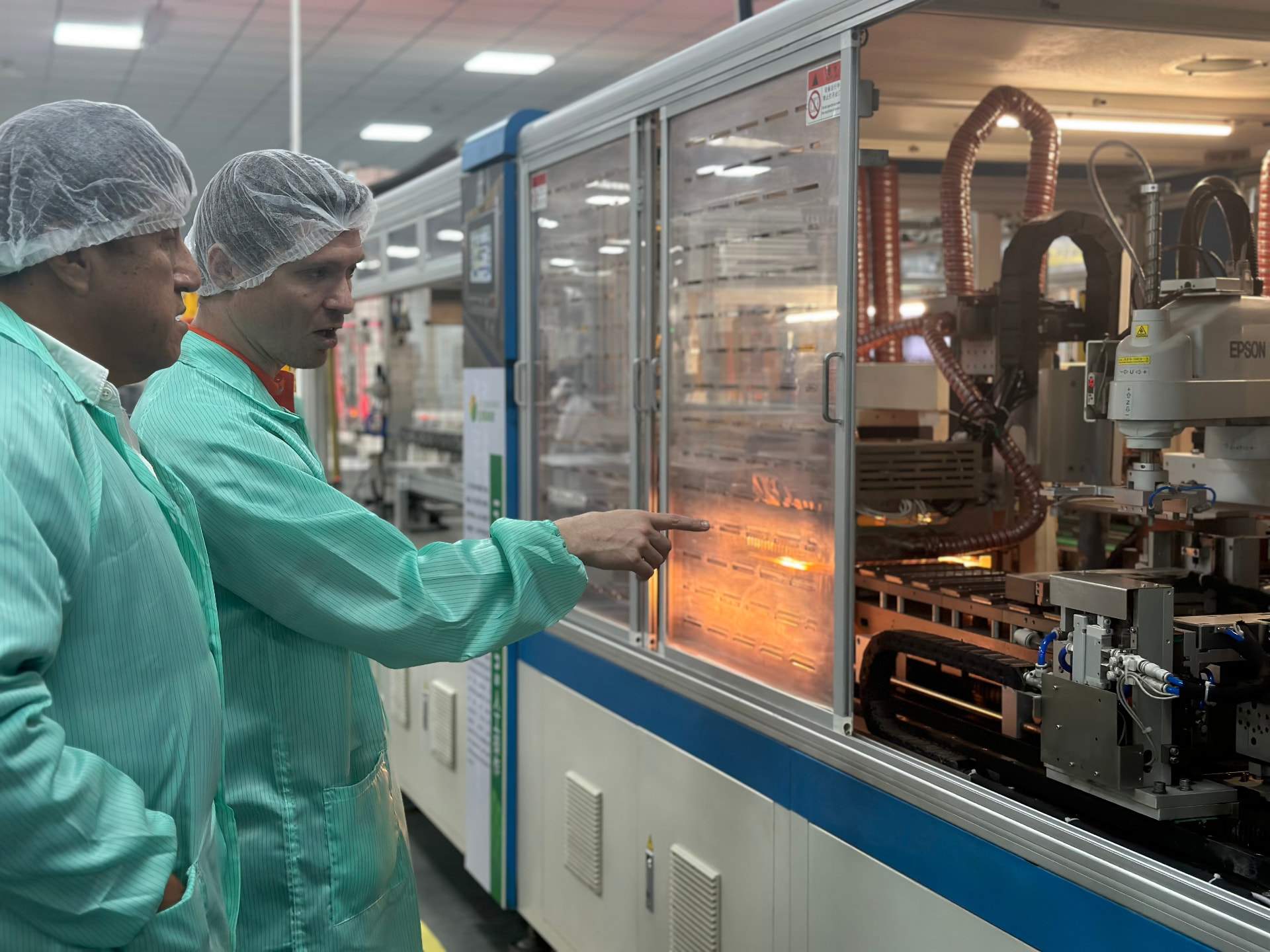Nicolas Staub inspectant une ligne de production de panneaux photovoltaïques lors d'un audit d'usine en Chine