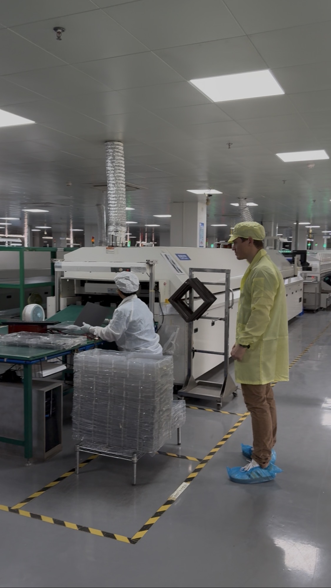 Contrôle qualité en salle blanche pendant une visite d'usine
