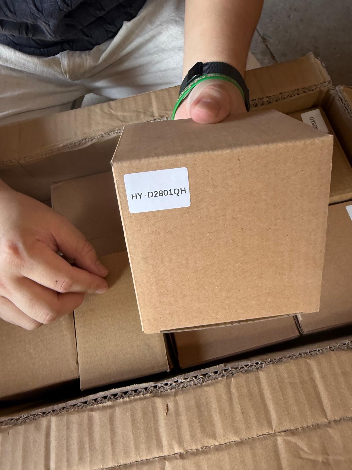 Vérification de la référence imprimée sur un carton pendant le contrôle qualité