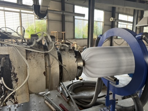 Matière plastique sortant de la filière d'une extrudeuse