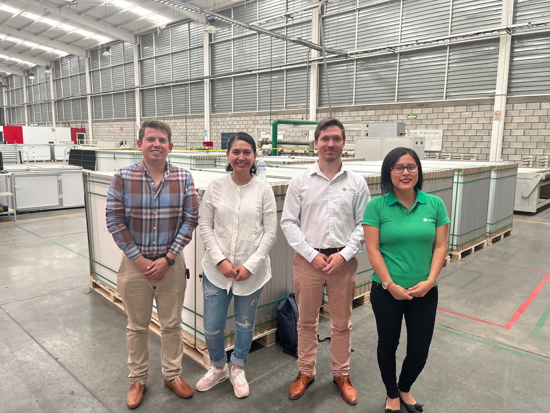 Réunion de travail avec une équipe dans une usine de panneaux photovoltaïques