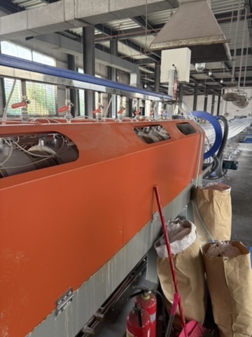 Ligne d'extrusion plastique en fonctionnement dans une usine chinoise