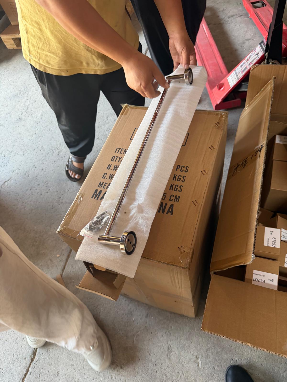 Porte-serviettes chromé inspecté et comparé à la commande pendant le contrôle qualité