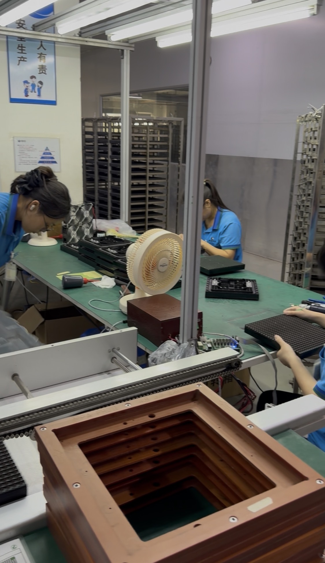 Ligne d'assemblage électronique avec opératrices en atelier