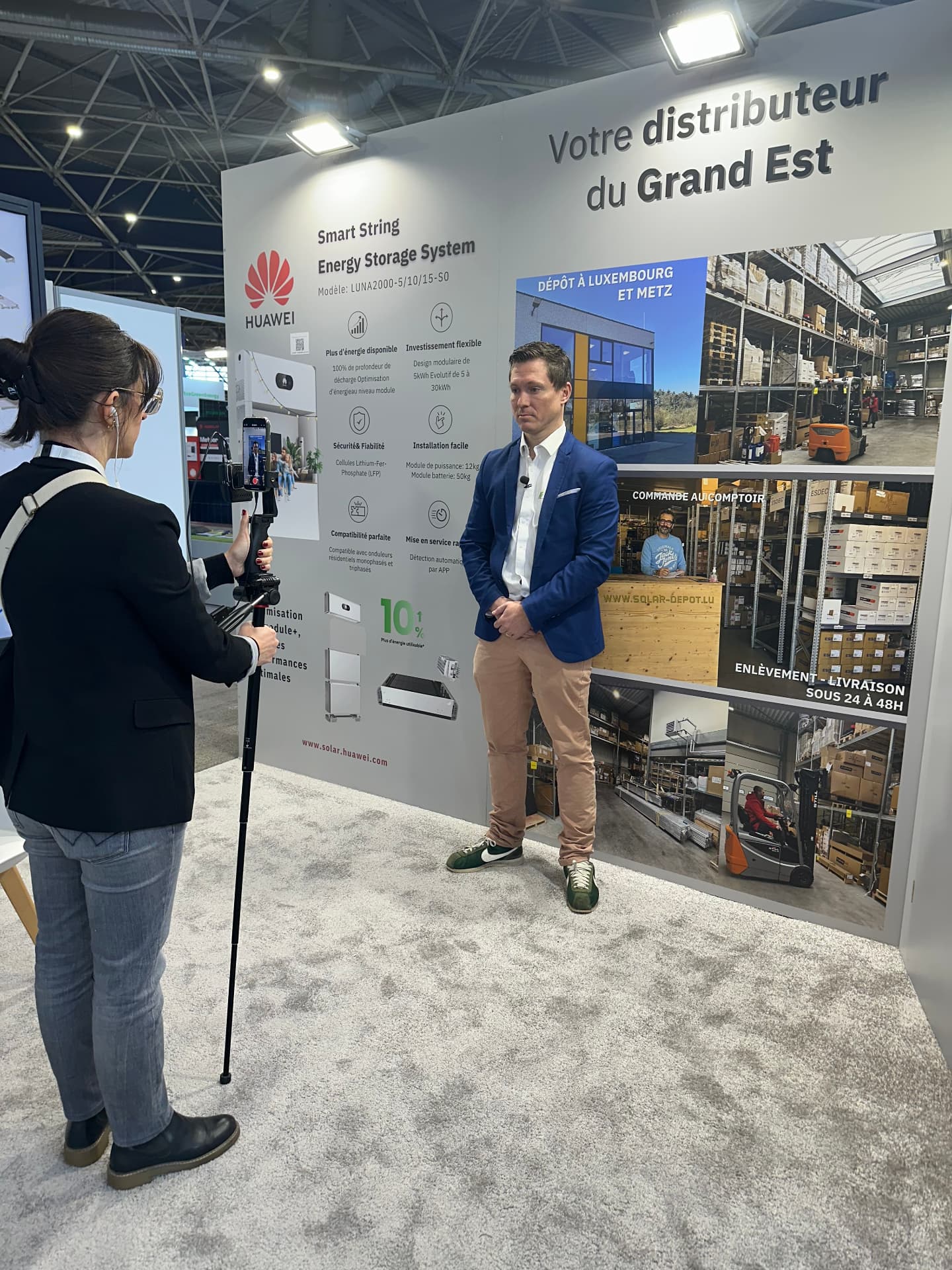 Interview sur un salon professionnel devant un stand distributeur