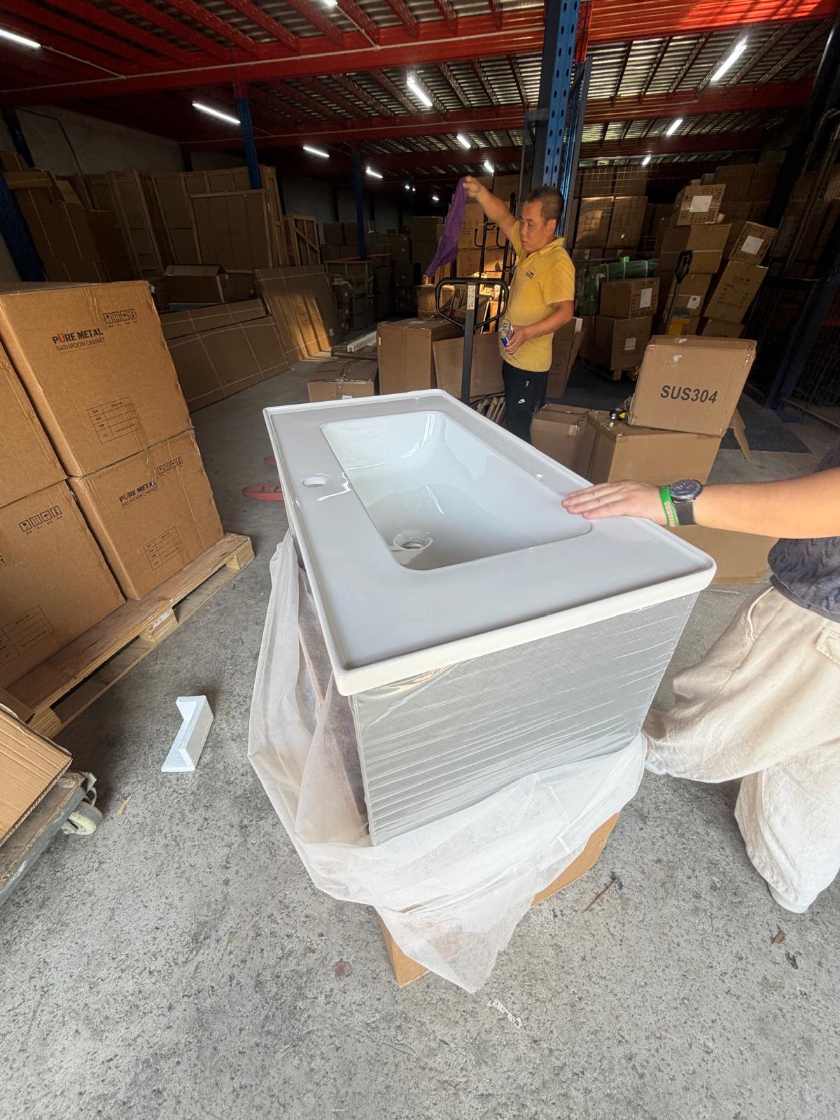 Meuble de salle de bain avec vasque en cours d'inspection dans un entrepôt en Chine