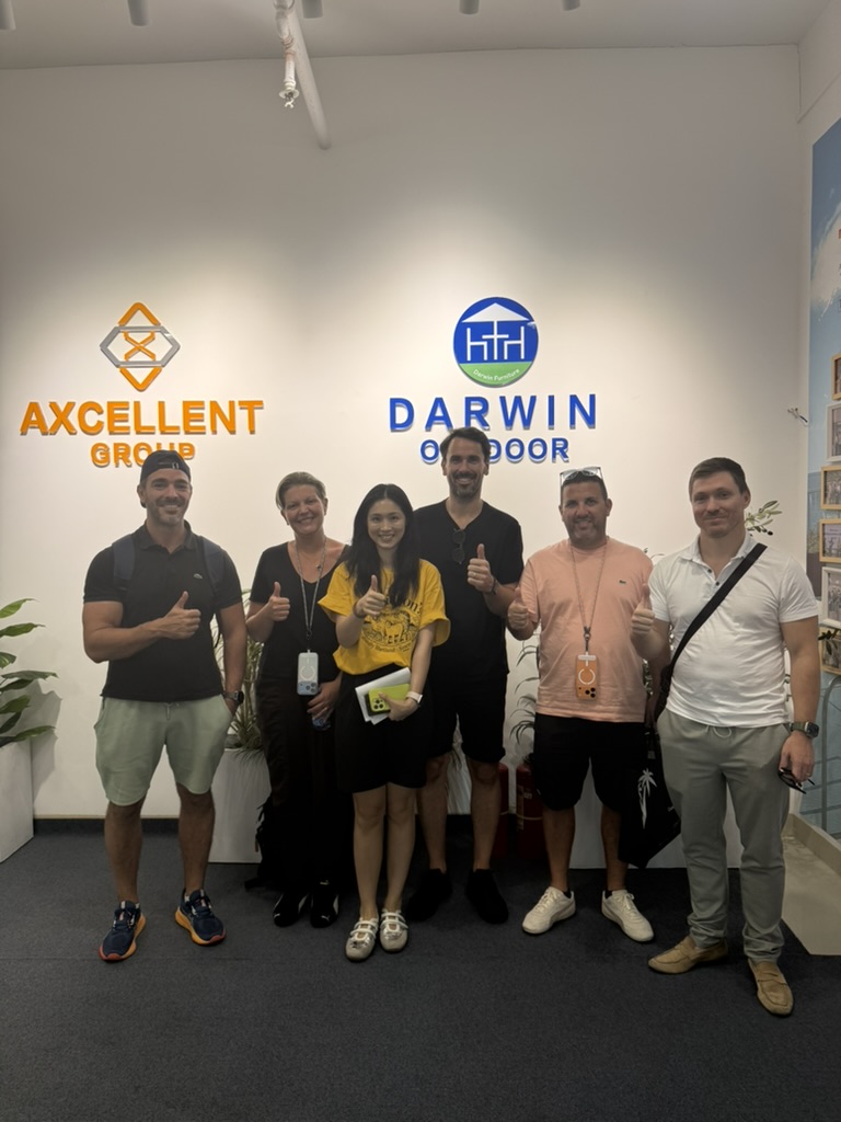 Le groupe de la mission avec l'équipe d'un fabricant de mobilier outdoor à Guangzhou