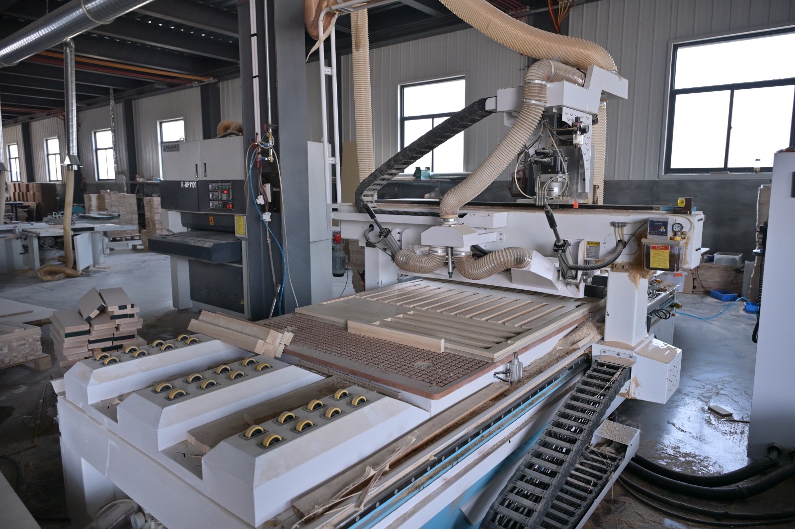 Machine à commande numérique dans un atelier de menuiserie en Chine