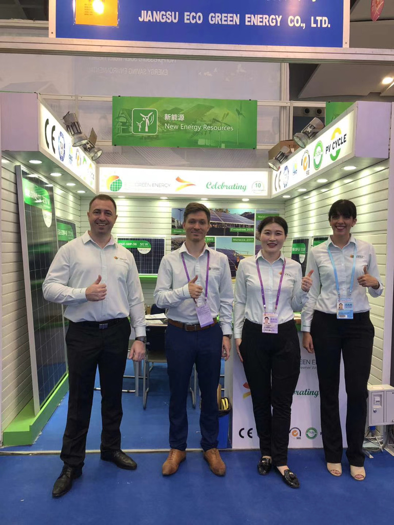 Nicolas Staub sur le stand d’un fabricant de panneaux solaires en Chine
