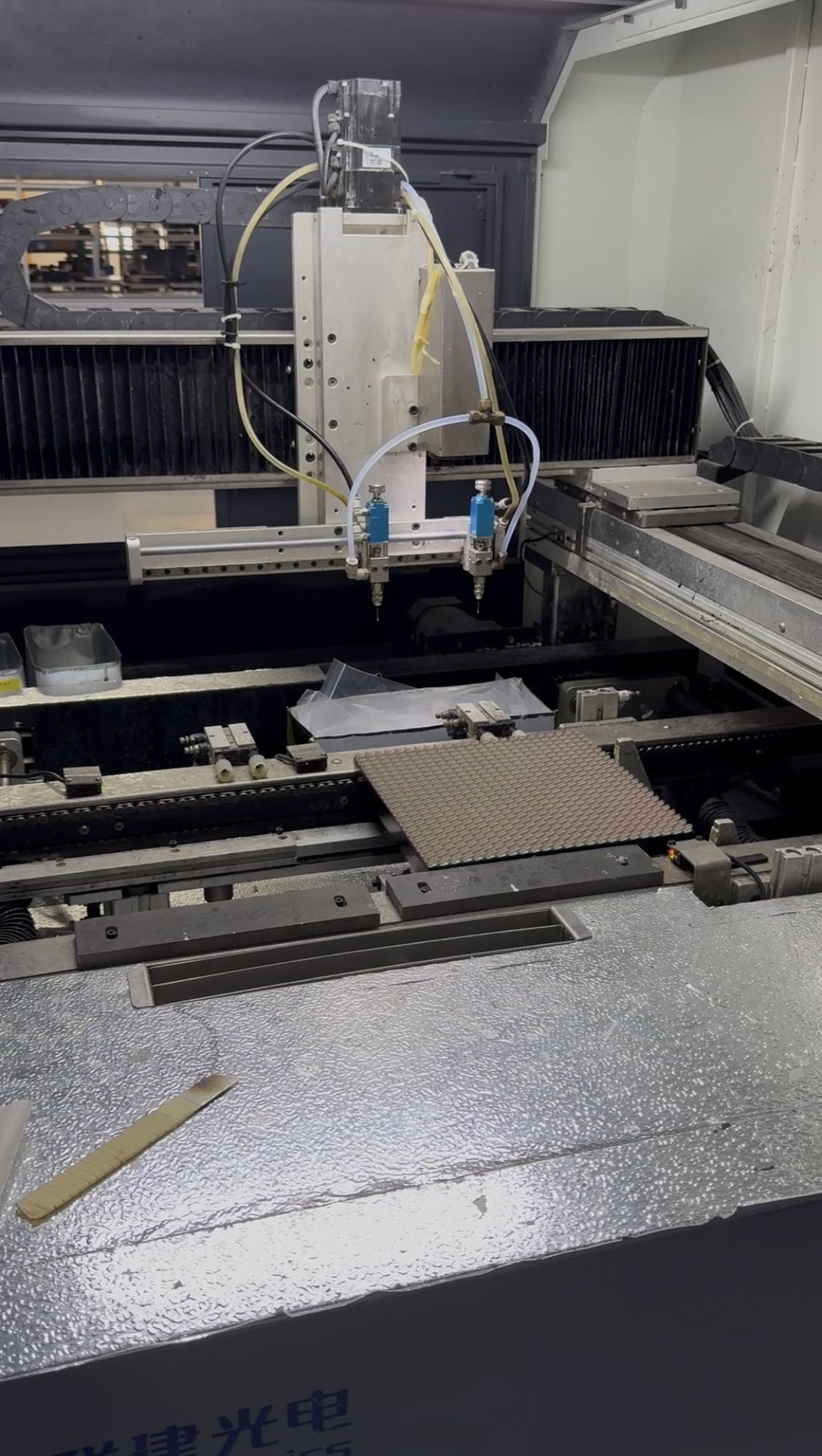 Machine de dépose automatisée sur une ligne de production électronique