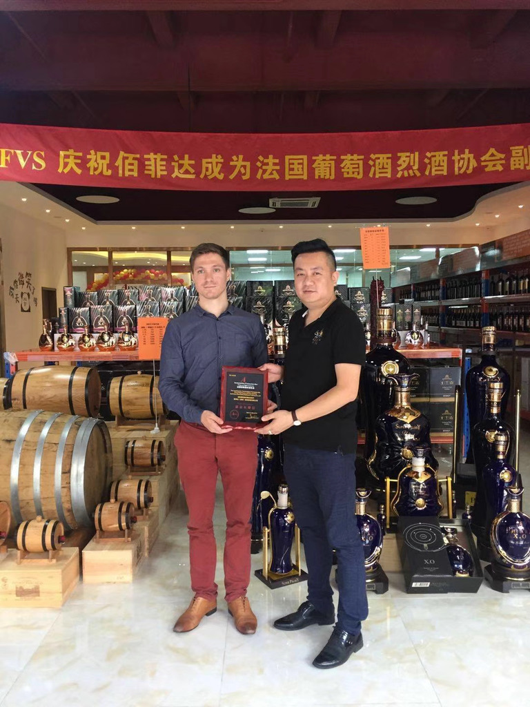 Remise d’une plaque de partenariat chez un distributeur en Chine