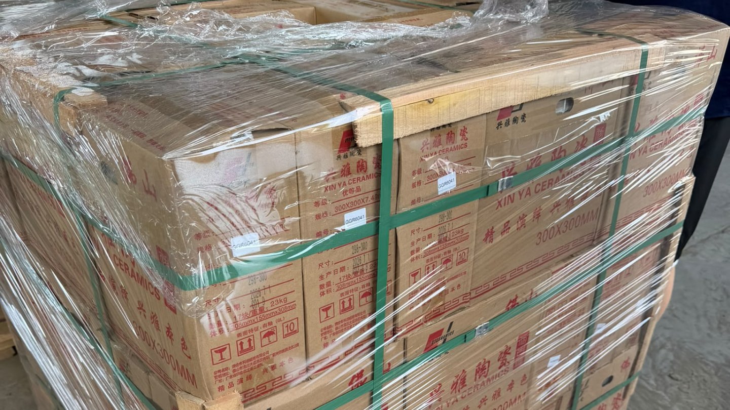 Palettes de cartons de carrelage filmées et cerclées dans un dépôt en Chine, lors du contrôle qualité avant expédition vers le Sénégal — photo de la mission NicoSourcing