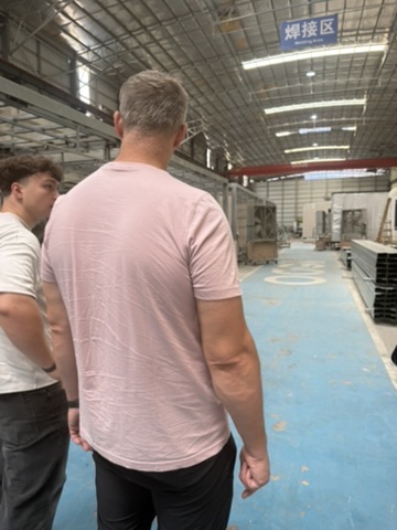 Visite de l'atelier d'une usine, zone de soudure identifiée par une signalétique en chinois