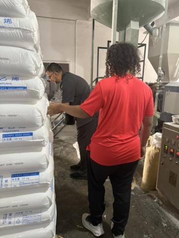 Sacs de granulés plastique stockés dans une usine d'extrusion en Chine
